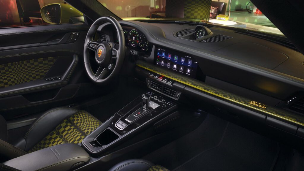 Porsche 911 Spirit 70 GTS T-Hybrid Cabriolet Heritage Design 541 pk (2025)