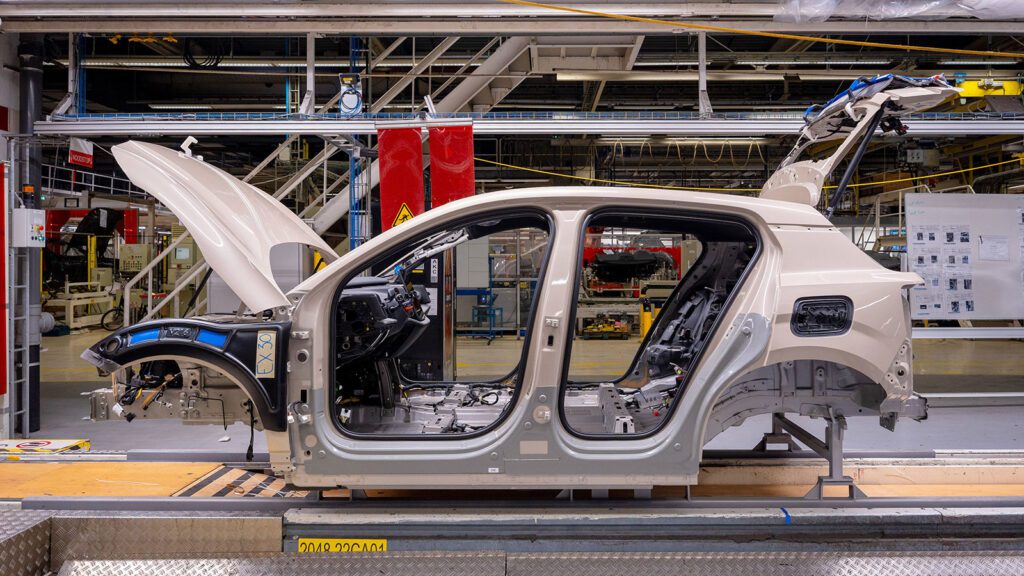 Vree wijs: Volvo EX30 EV SUV rolt nu ook van de band in Gent!