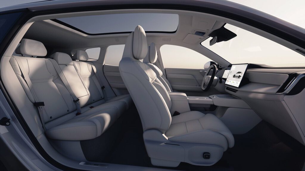 Volvo XC70 PHEV SUV (2025)