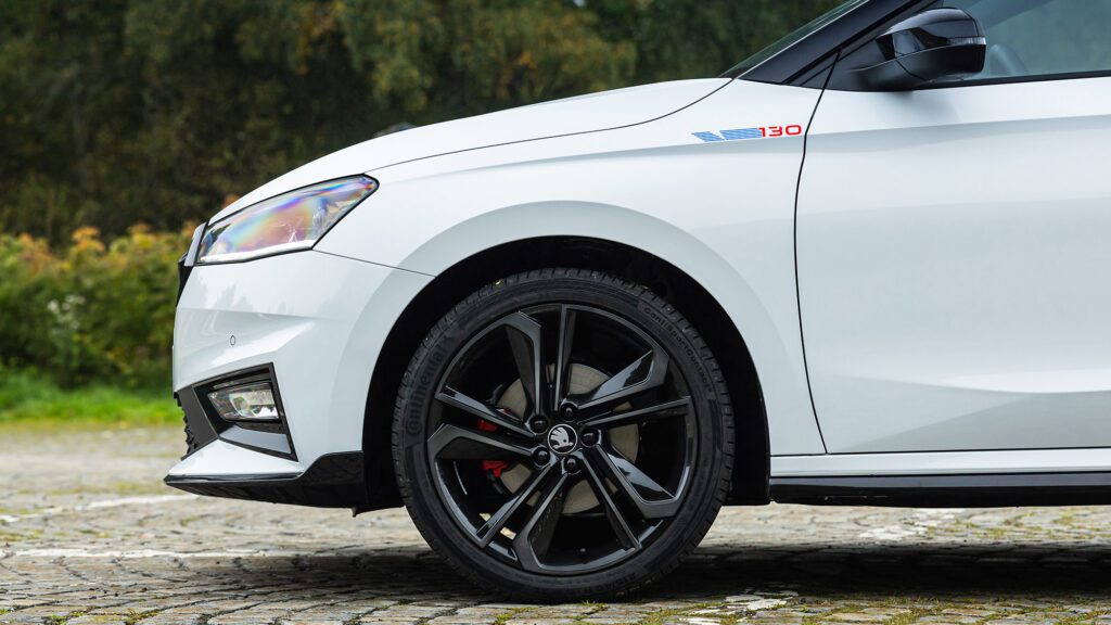 Skoda Fabia 130 is geen RS maar wel een sportief verjaardagscadeau (2025)