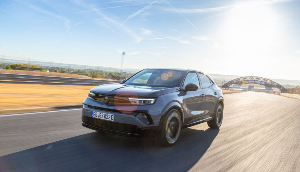 Test Opel Mokka GSE: hoe de Blitz-auto zijn rally-DNA toont op de straat en het circuit