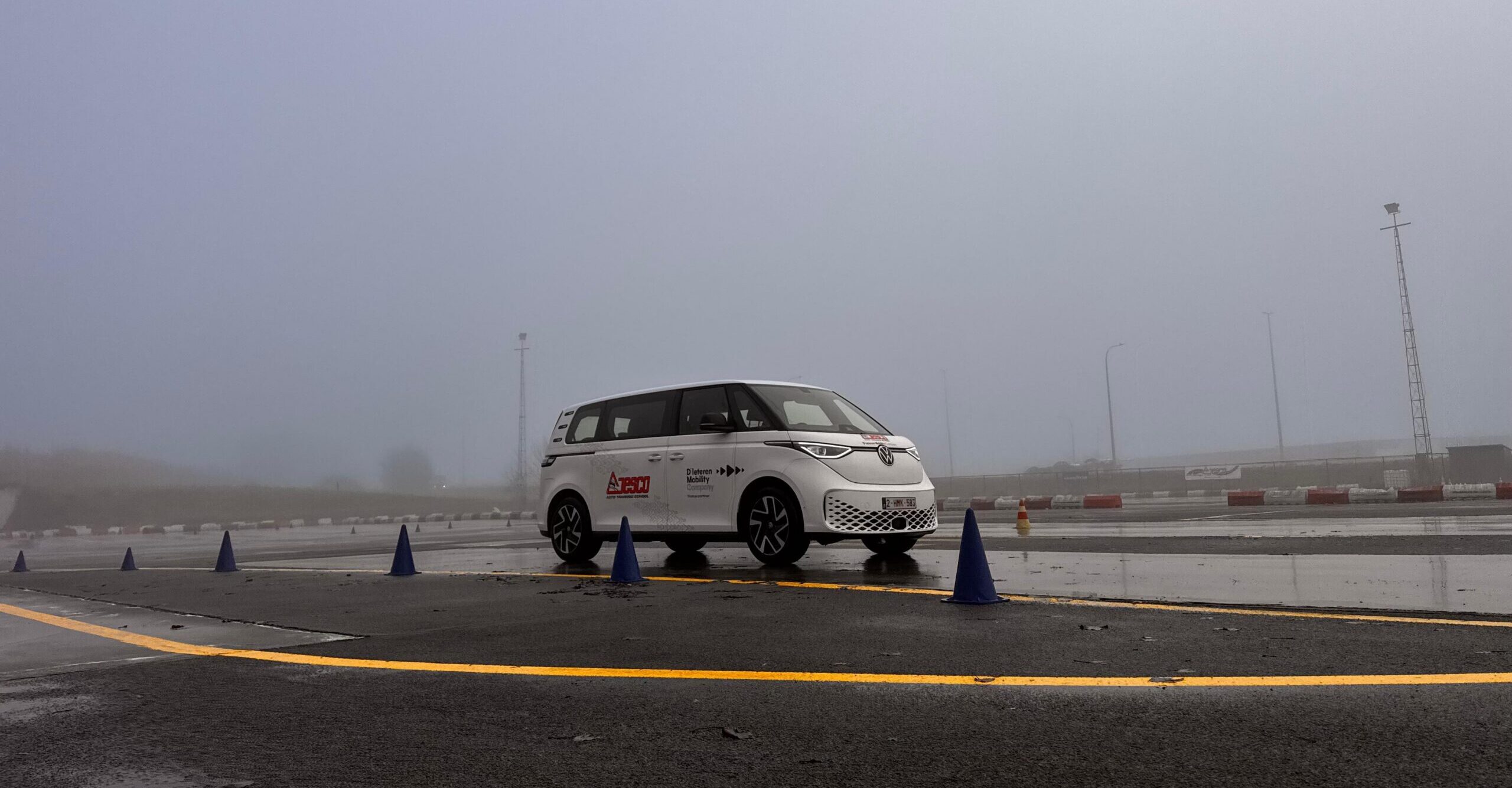 Hoe je stuurt, remt en accelereert wanneer het vriest: zo rij je écht veilig in de winter