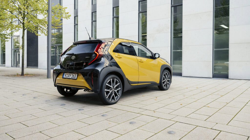 Toyota plakt een scherpe prijs op de zuinige Aygo X Hybrid (2025)