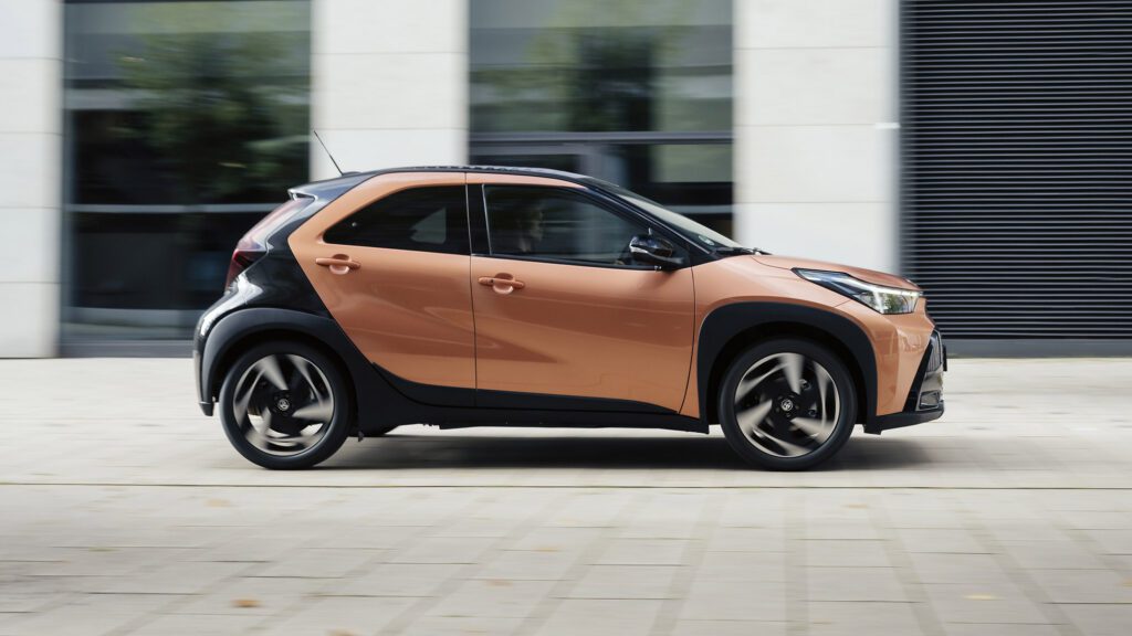 Toyota plakt een scherpe prijs op de zuinige Aygo X Hybrid (2025)