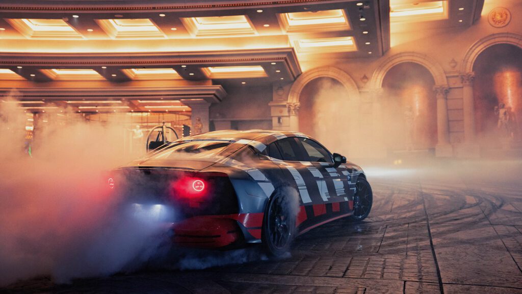 Video: George Russell en Brad Pitt mogen al eens spelen met de aanstormende AMG Taycan rivaal (2025)