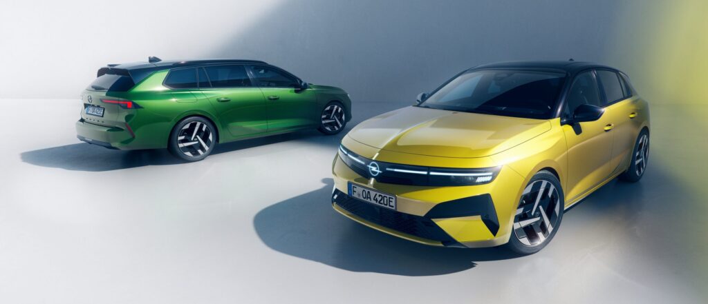 Opel Astra flitst zijn faceliftlichten op het Salon