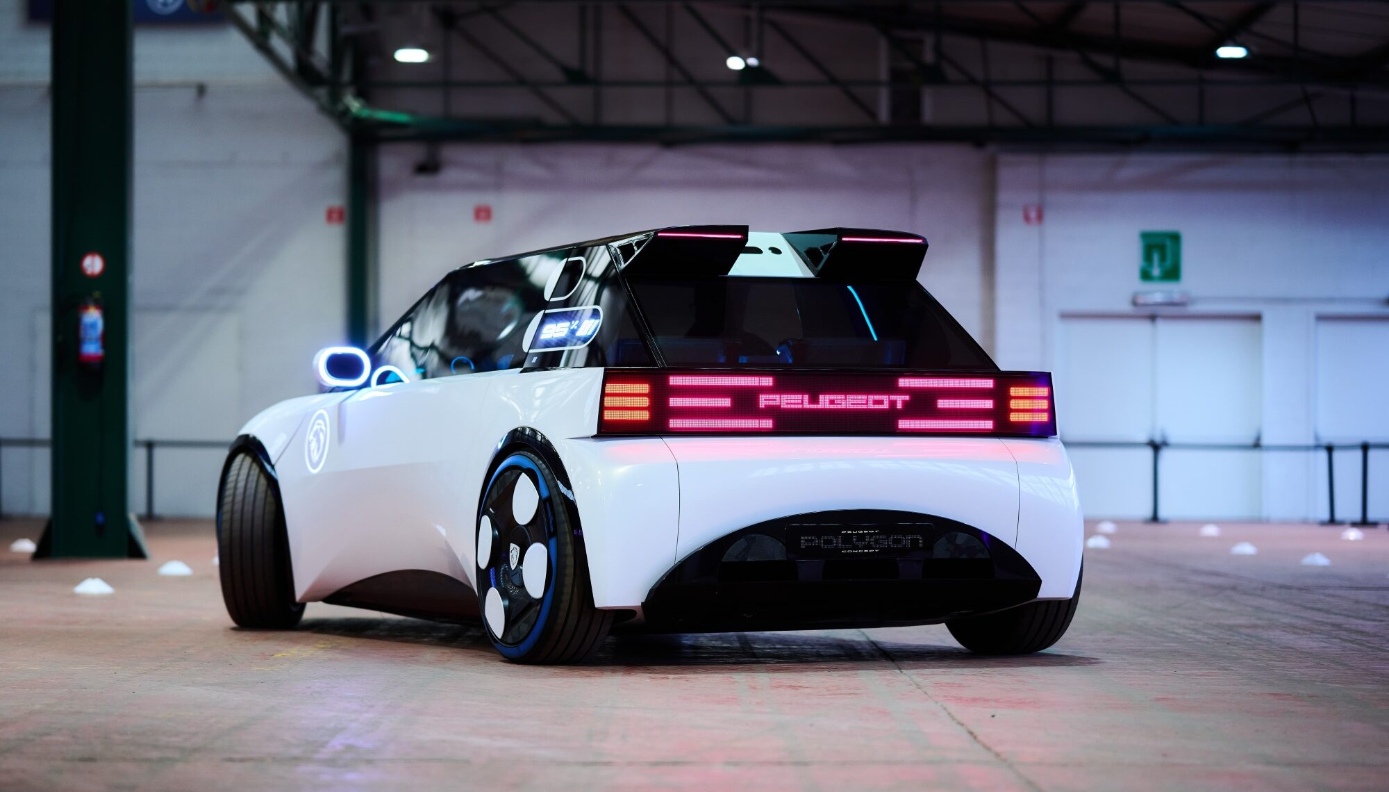 We reden met de Peugeot Polygon Concept Car met hypersquare stuur en steer-by-wire