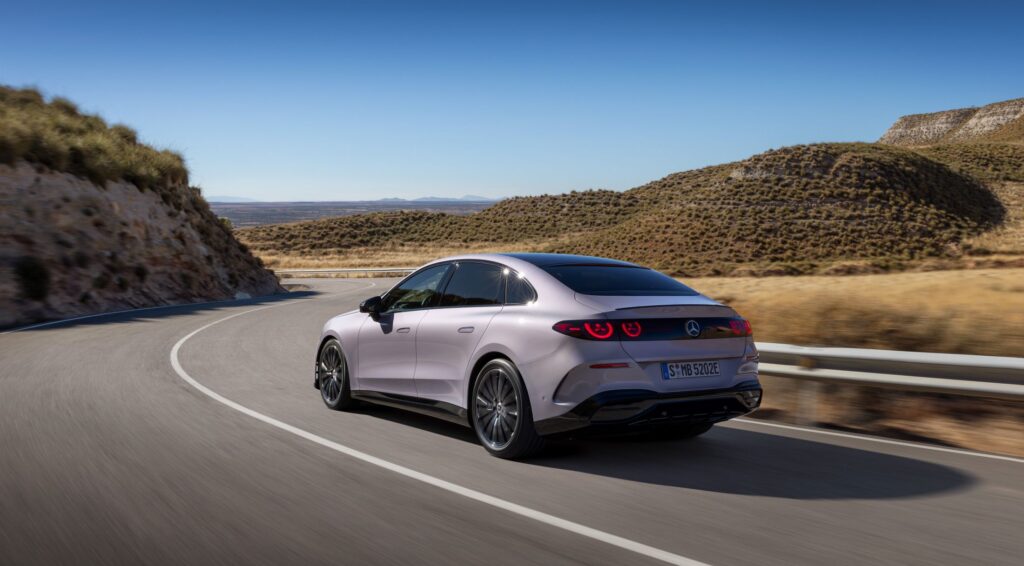 Nieuwe Mercedes C-Klasse is flink pak groter, technologischer en volledig elektrisch (video)