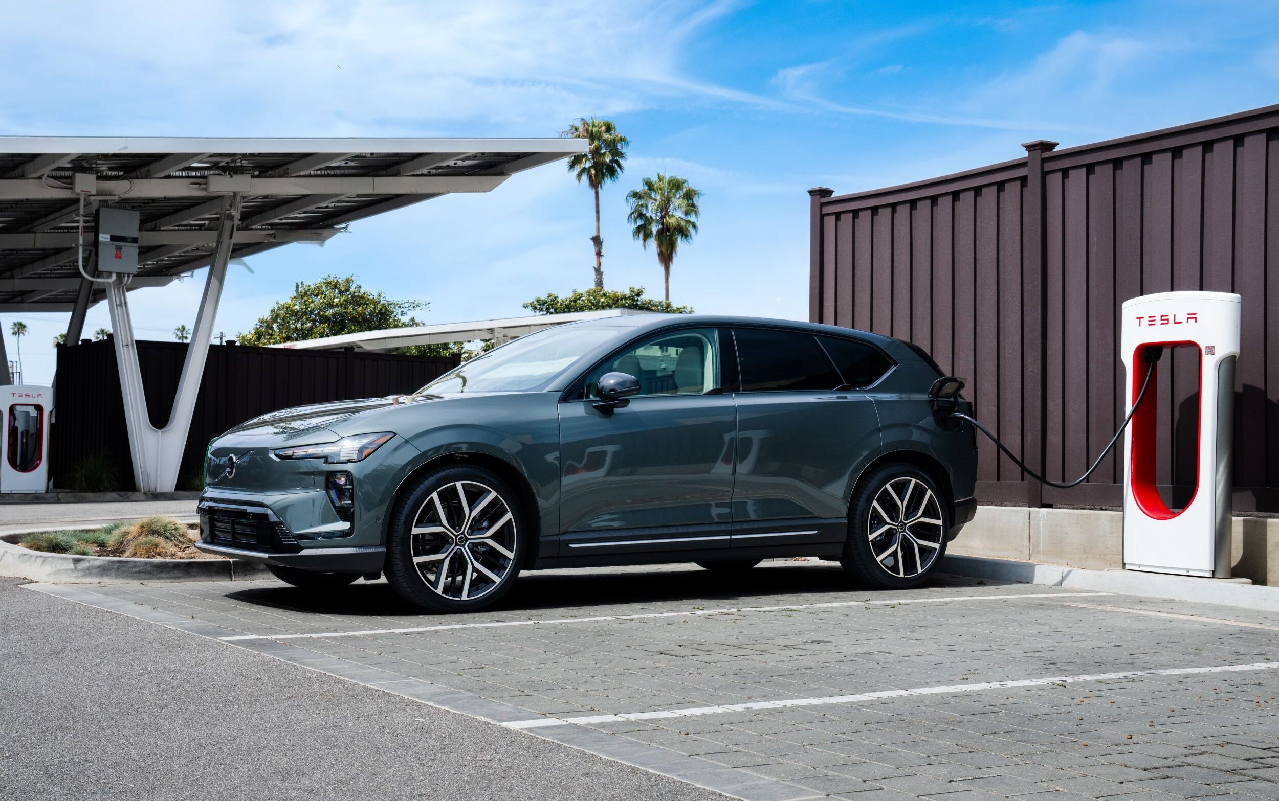 Snelladen van elektrische Volvo’s bij Tesla Superchargers wordt nog wat makkelijker