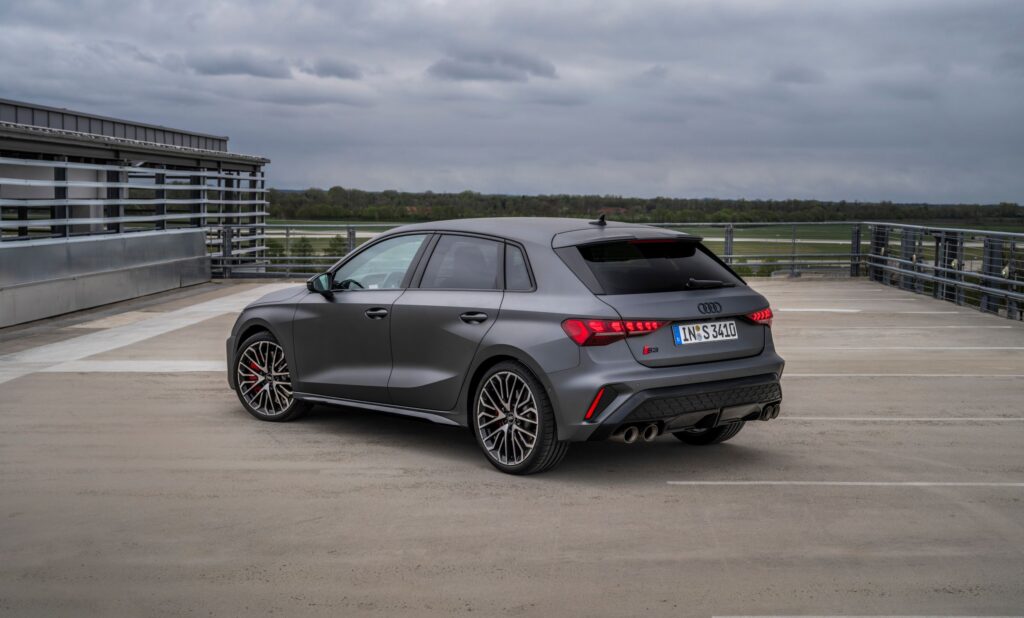 De Audi A3 wordt bijgepunt: meer digitalisering, een nieuw interieur en een indrukwekkende PHEV
