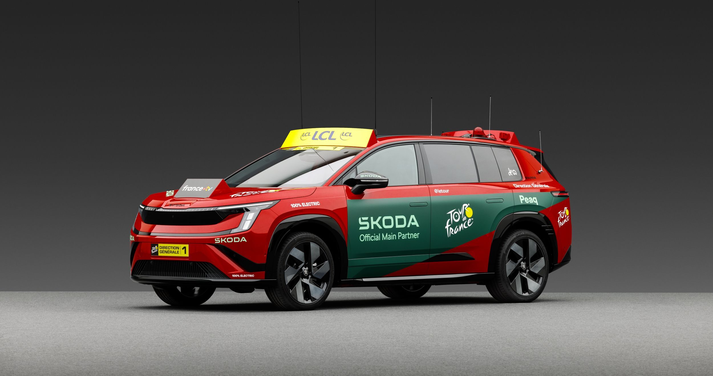 Gloednieuwe Skoda Peaq meteen al auto van koersdirecteur in Tour de France