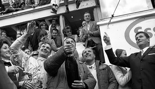 Waarom wordt er door de winnaars van autoraces altijd met champagne gespoten?