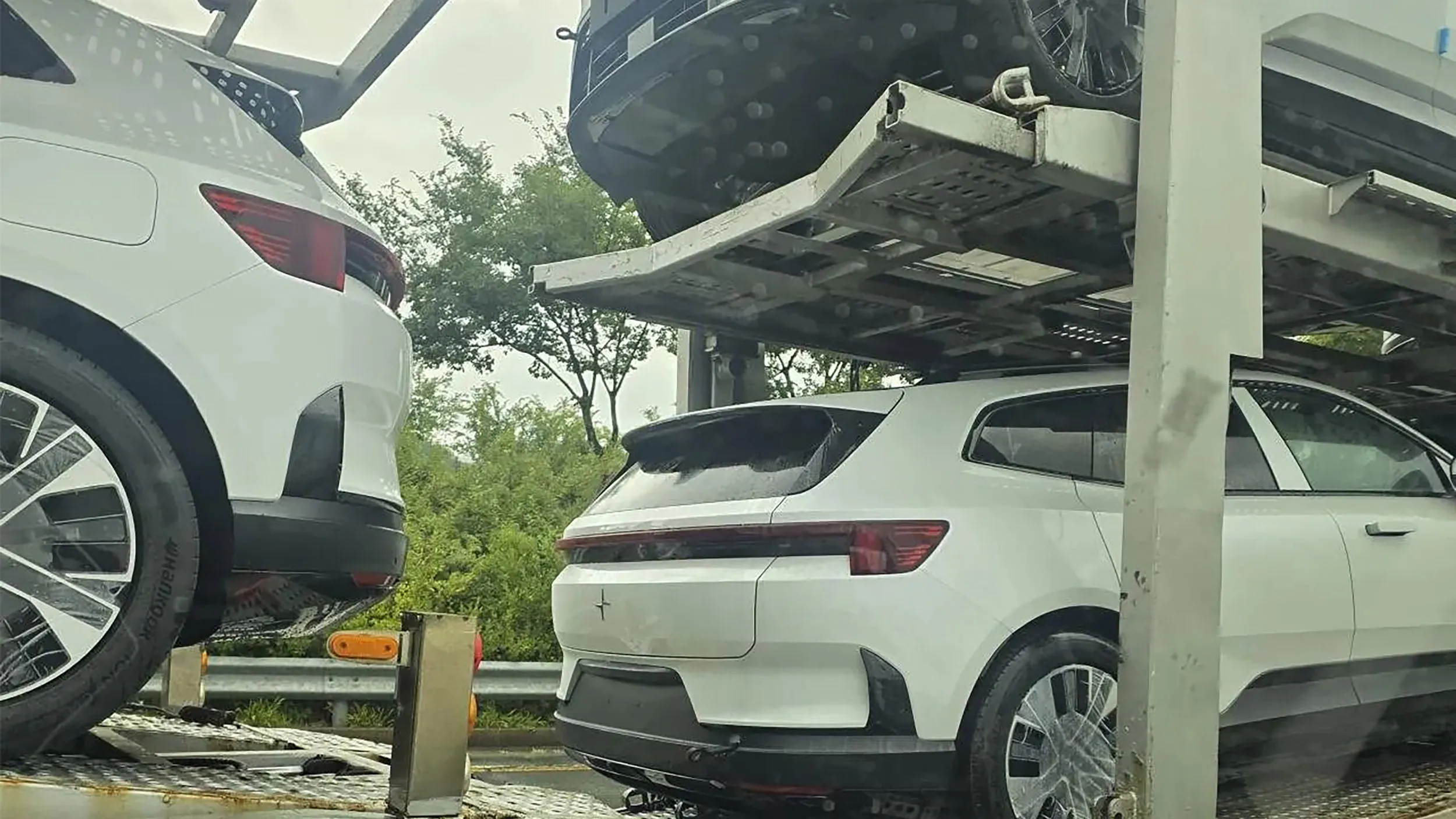 Nieuwe Polestar 4 SUV mét achterruit toont zich (ongewild) open en bloot